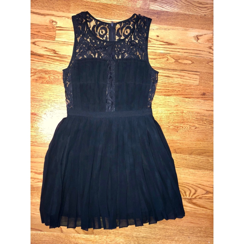 BCBGMAXAZRIA Size 6, Black lace silk dress